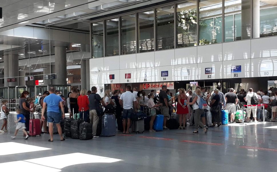 Yılın 8 ayında 167,6 milyon yolcu hava yolu ile seyahat etti