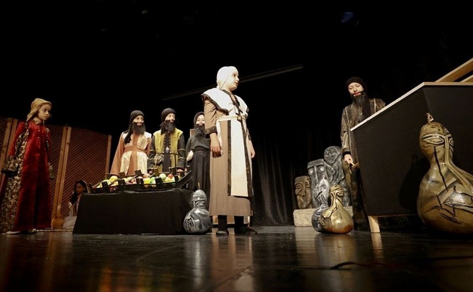 Aile ortamında başlayan canlandırmalar çocukları tiyatro sahnesine taşıdı