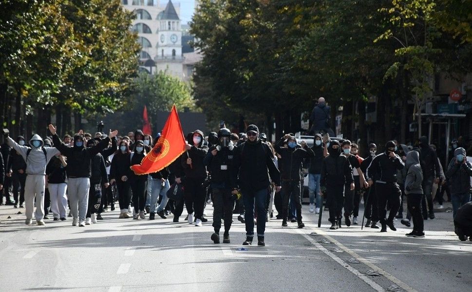 Arnavutluk'ta öğrencilerin eğitim koşullarının iyileştirilmesi talebiyle düzenlediği gösteriler sürüyor