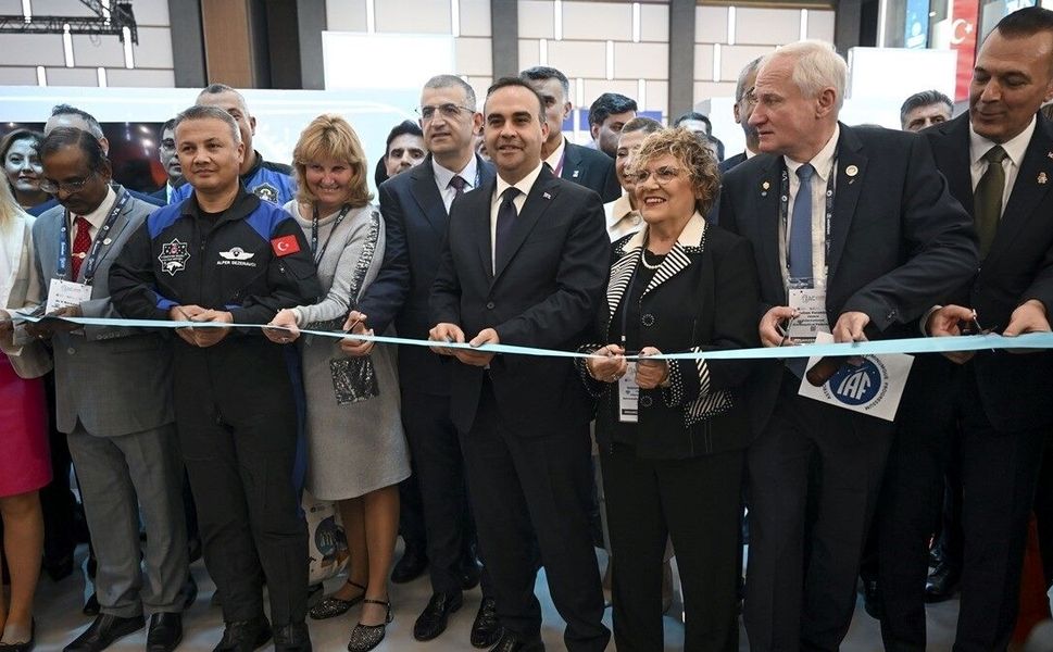Bakan Kacır, 77. Uluslararası Uzay Kongresi kapsamında fuar alanının açılışını yaptı