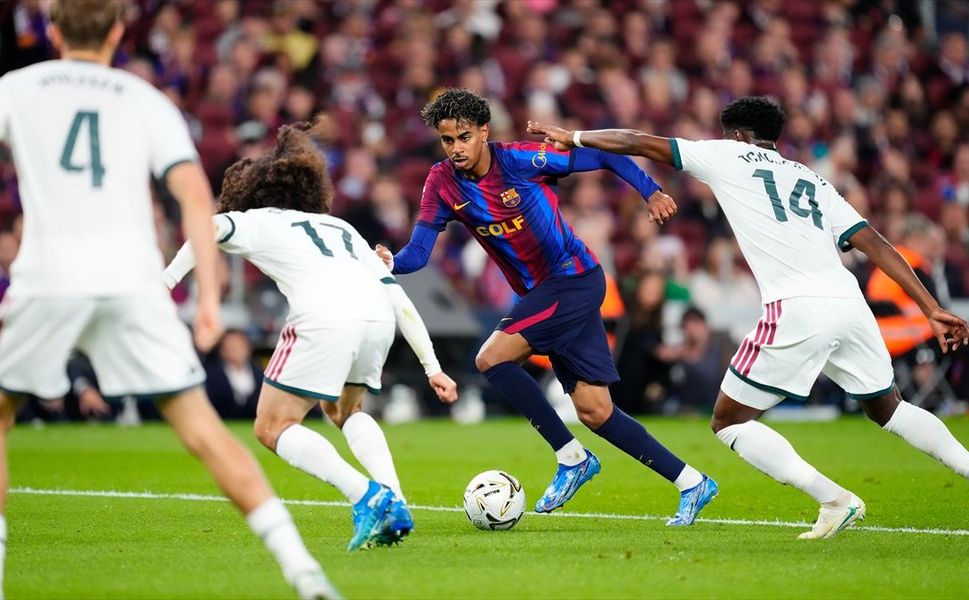 Barcelona ve Manchester City ilk mağlubiyetlerini yaşadığı haftada zirveye tutundu