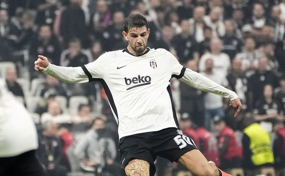Beşiktaşlı futbolcu Ümit Akdağ'ın sağ elinde kırık tespit edildi