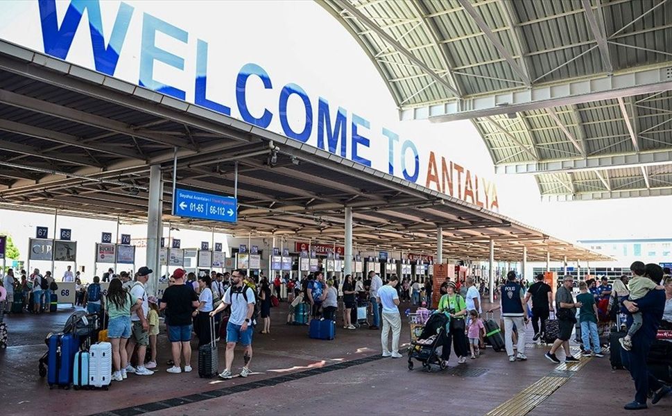 Ege ve Akdeniz'deki havalimanları yaz turizm sezonunda 41,6 milyon yolcu ağırladı