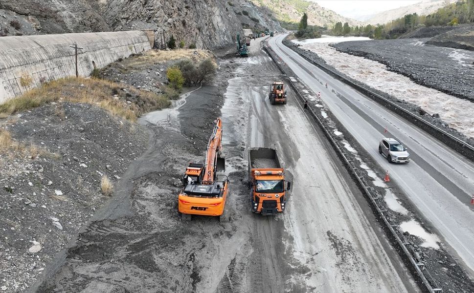 Erzincan-Erzurum kara yolundaki heyelan ve ekiplerin çalışması dronla görüntülendi