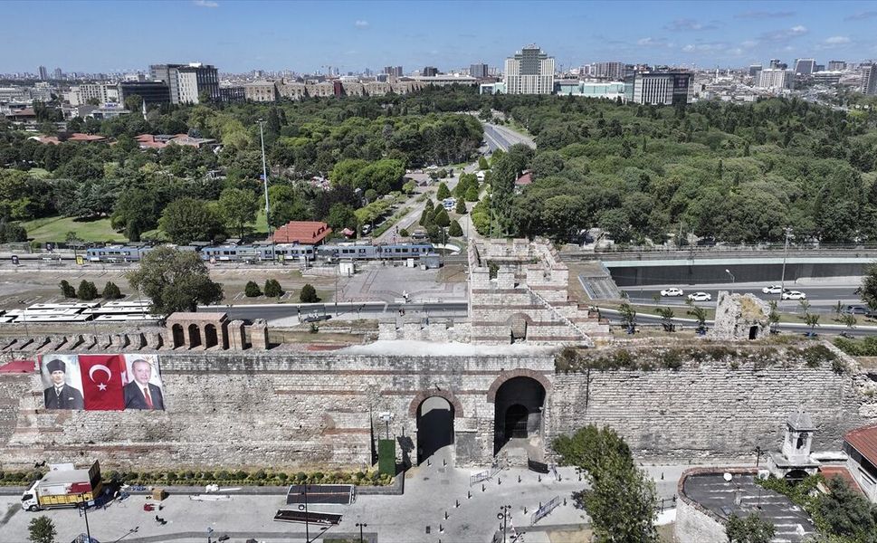 Fetihte topların hedefi olan Topkapı 1500 yıldır İstanbul'un tarihini taşıyor