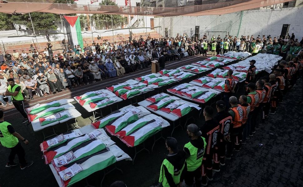 Gazze'de yaklaşık 3 yıl sonra enkazdan çıkarılan 75 Filistinlinin naaşı toprağa verildi