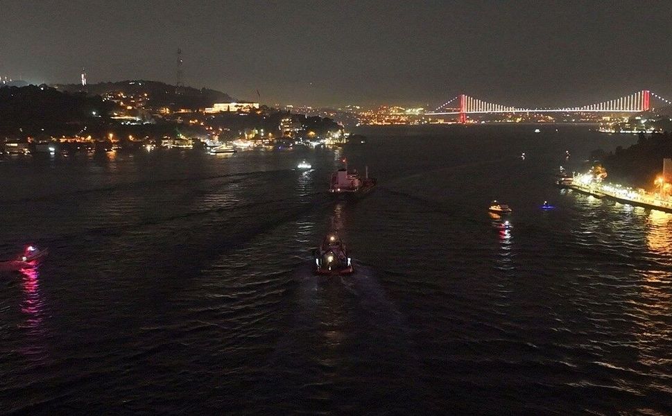 İstanbul Boğazı'nda gemi trafiği arızalanan tanker nedeniyle askıya alındı