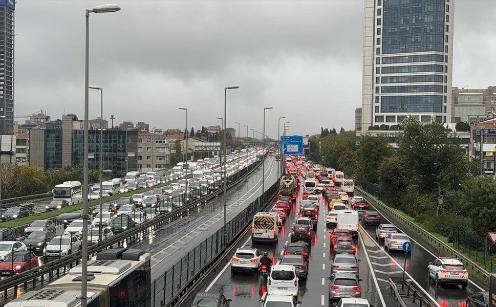 İstanbul'da akşam saatlerinde yağışın da etkisiyle trafik yoğunluğu yüzde 89'a ulaştı