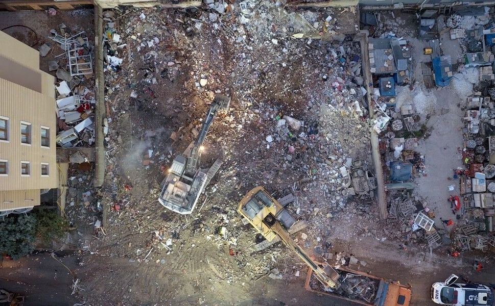 İstanbul'da kısmen çöken 7 katlı binada arama kurtarma çalışmaları tamamlandı