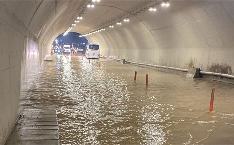 İstanbul'da sağanak su baskınlarına neden oldu