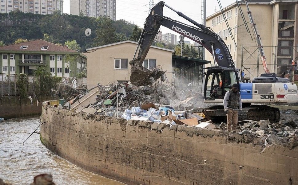 İstanbul'da selden etkilenen Ayazağa'da enkaz kaldırma çalışmaları sürüyor