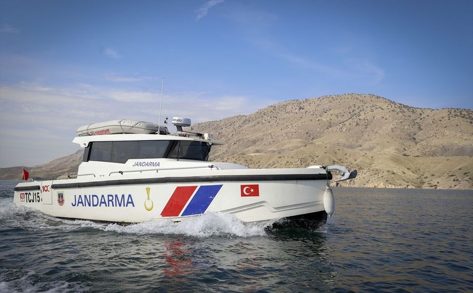 Jandarmanın 'yüzen karakolu' Karakaya Barajı'nda görev başında