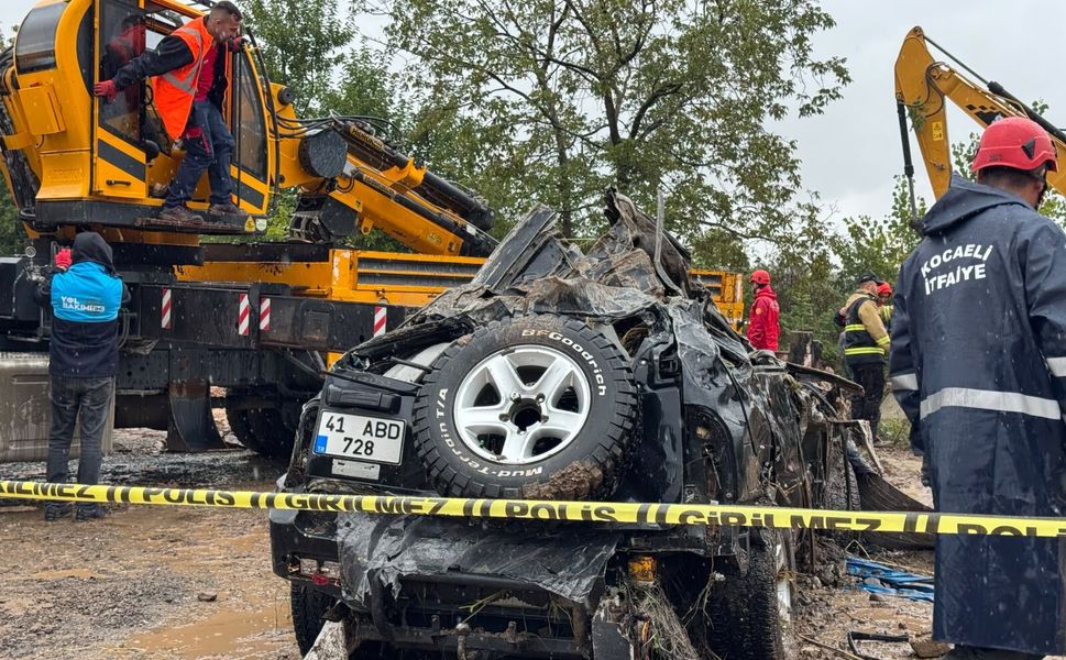 Kocaeli Valisi Aktaş, sağanak sonucu kaybolan kişiyi arama çalışmalarını inceledi: