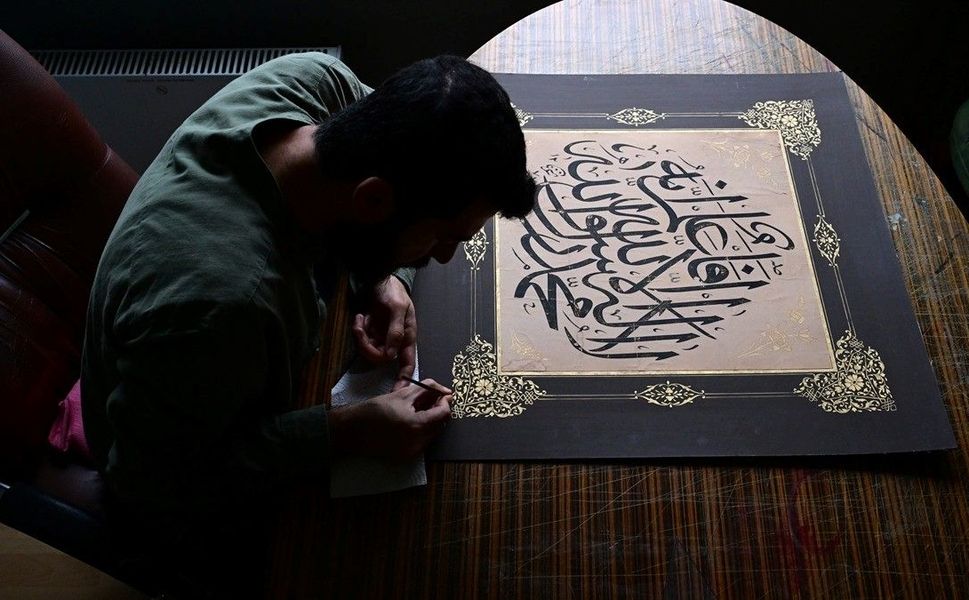 Koleksiyonundaki eski eserleri dönemin sanat anlayışına uygun şekilde restore ediyor