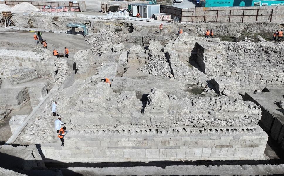Konya'da tarihi Larende Kapısı ve sur duvarları gün yüzüne çıkarılıyor