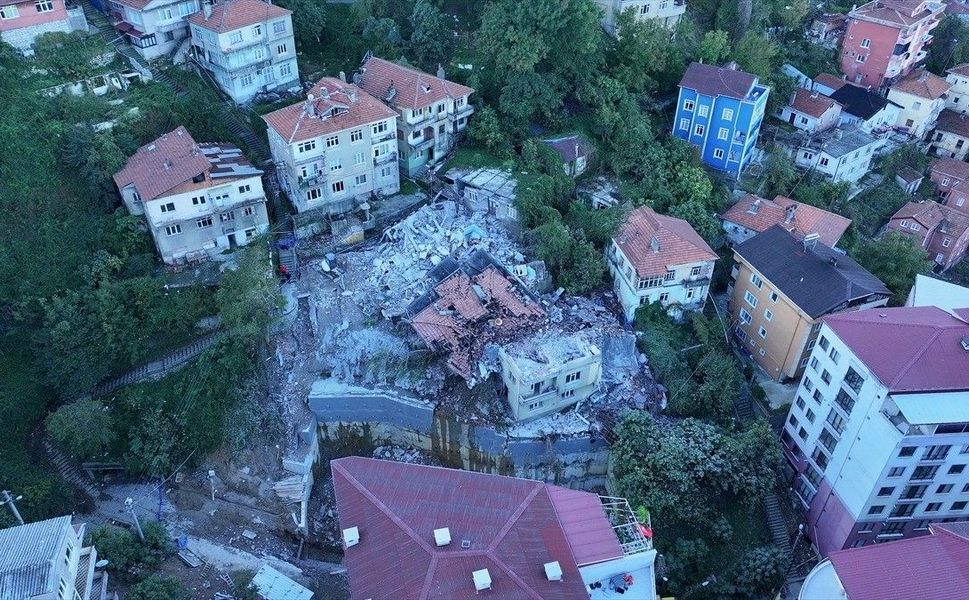 Zonguldak'ta çöken binanın çevresindeki 7 bina tedbiren boşaltıldı