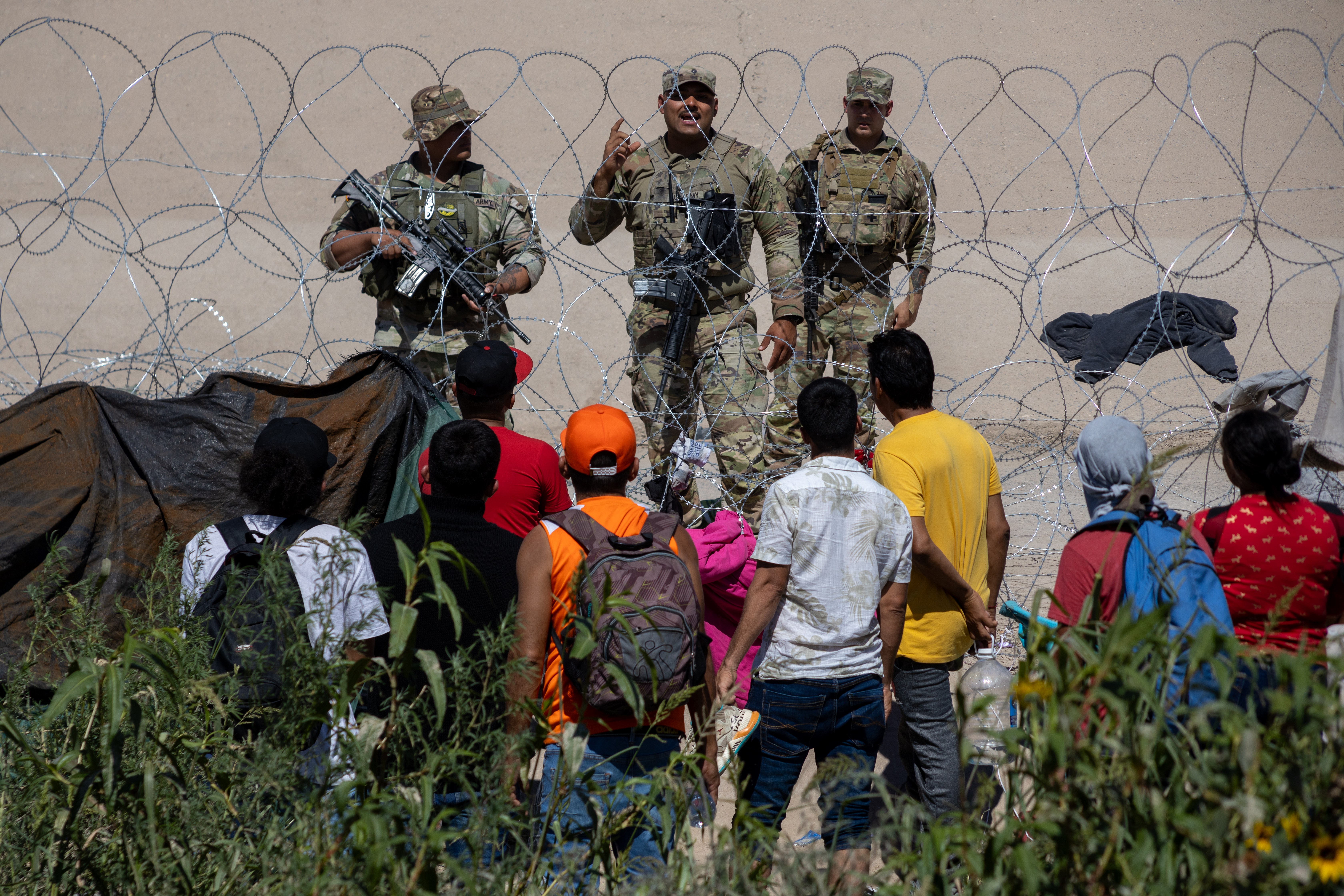 Yüzlerce göçmen sığınma talebiyle ABD sınırına ulaştı