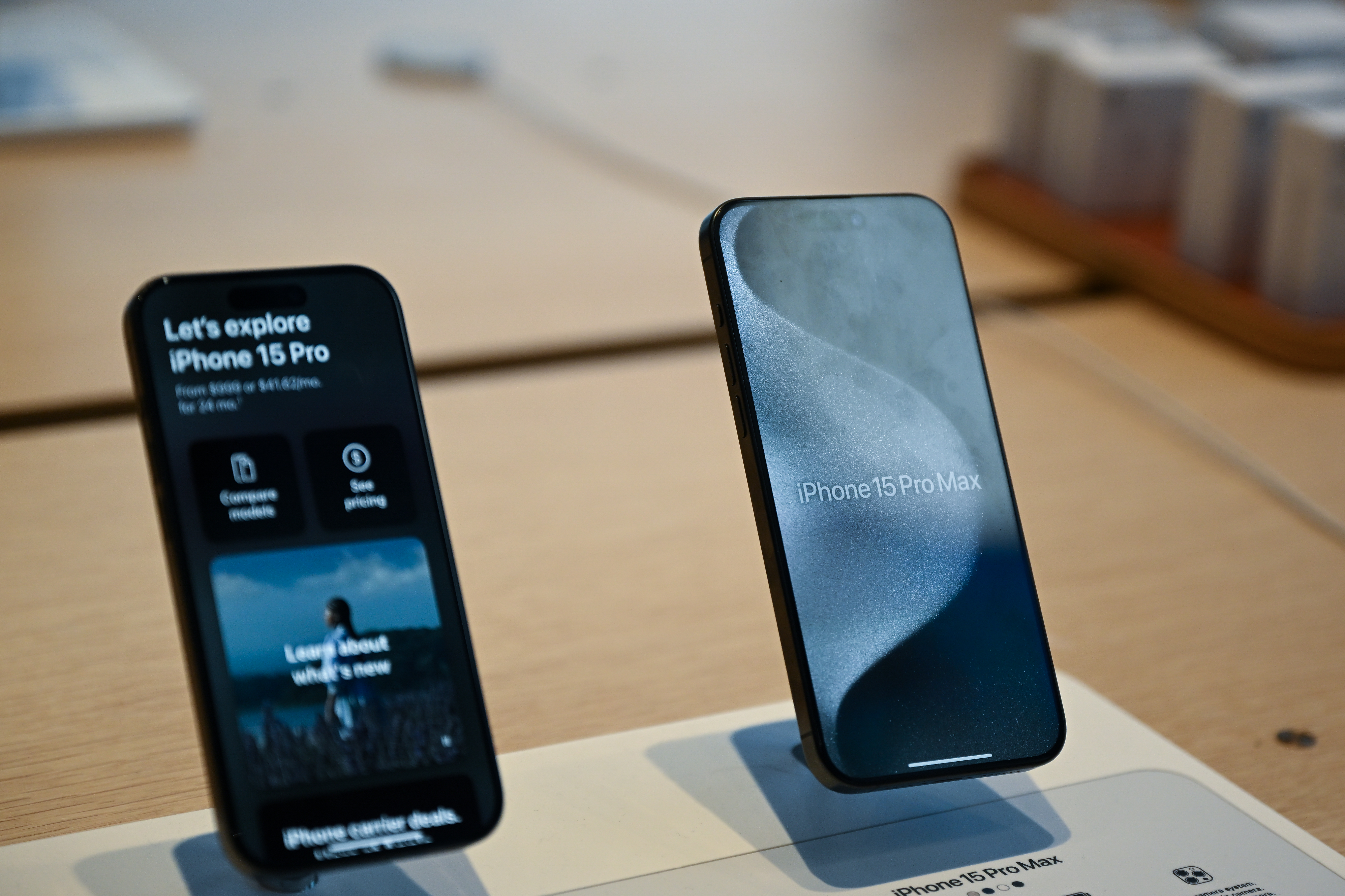 California'da Apple'ın yeni telefonu iPhone 15'in satışı başladı