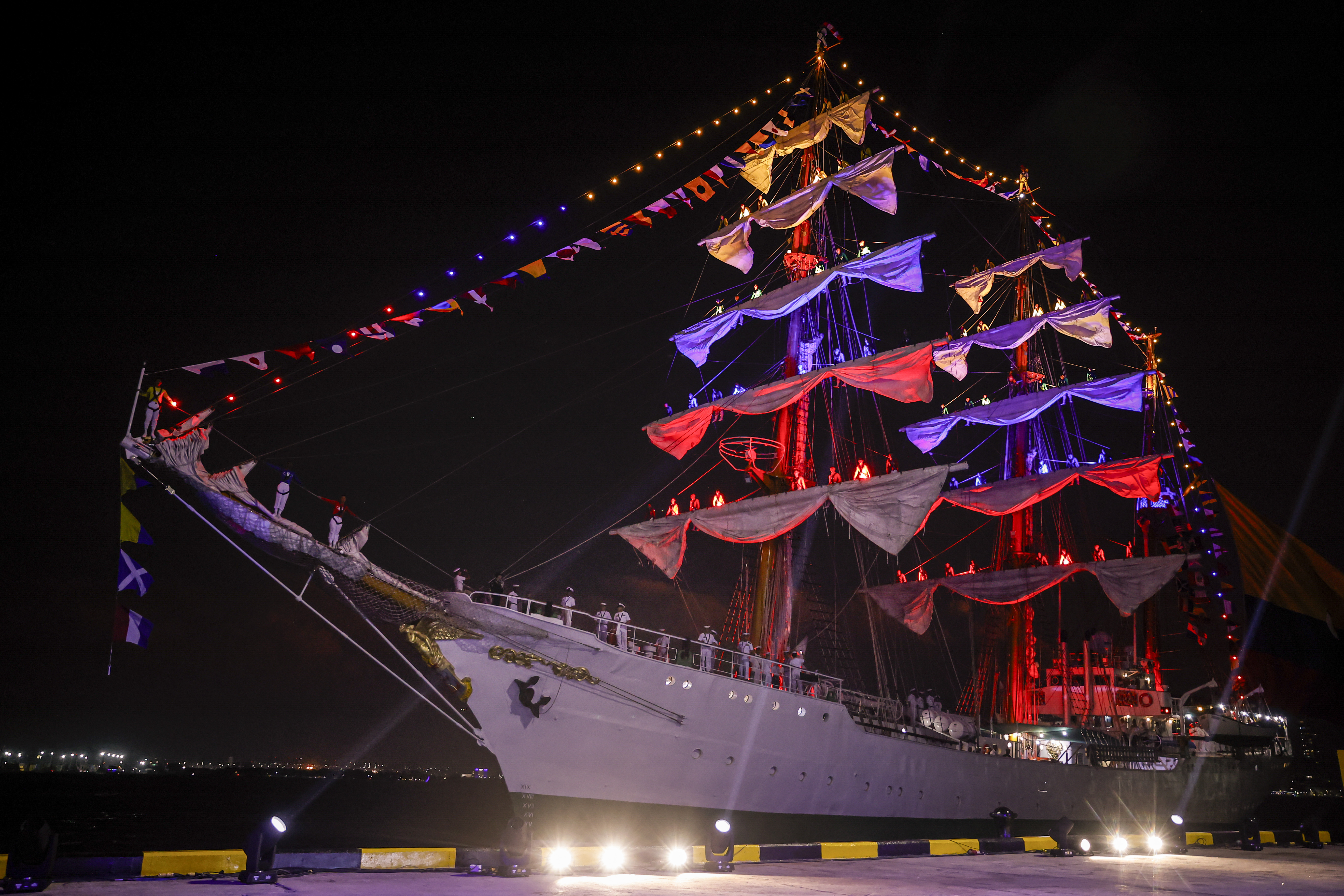 Kolombiya donanmasına ait gemi ABD ve Avrupa turu için hazır
