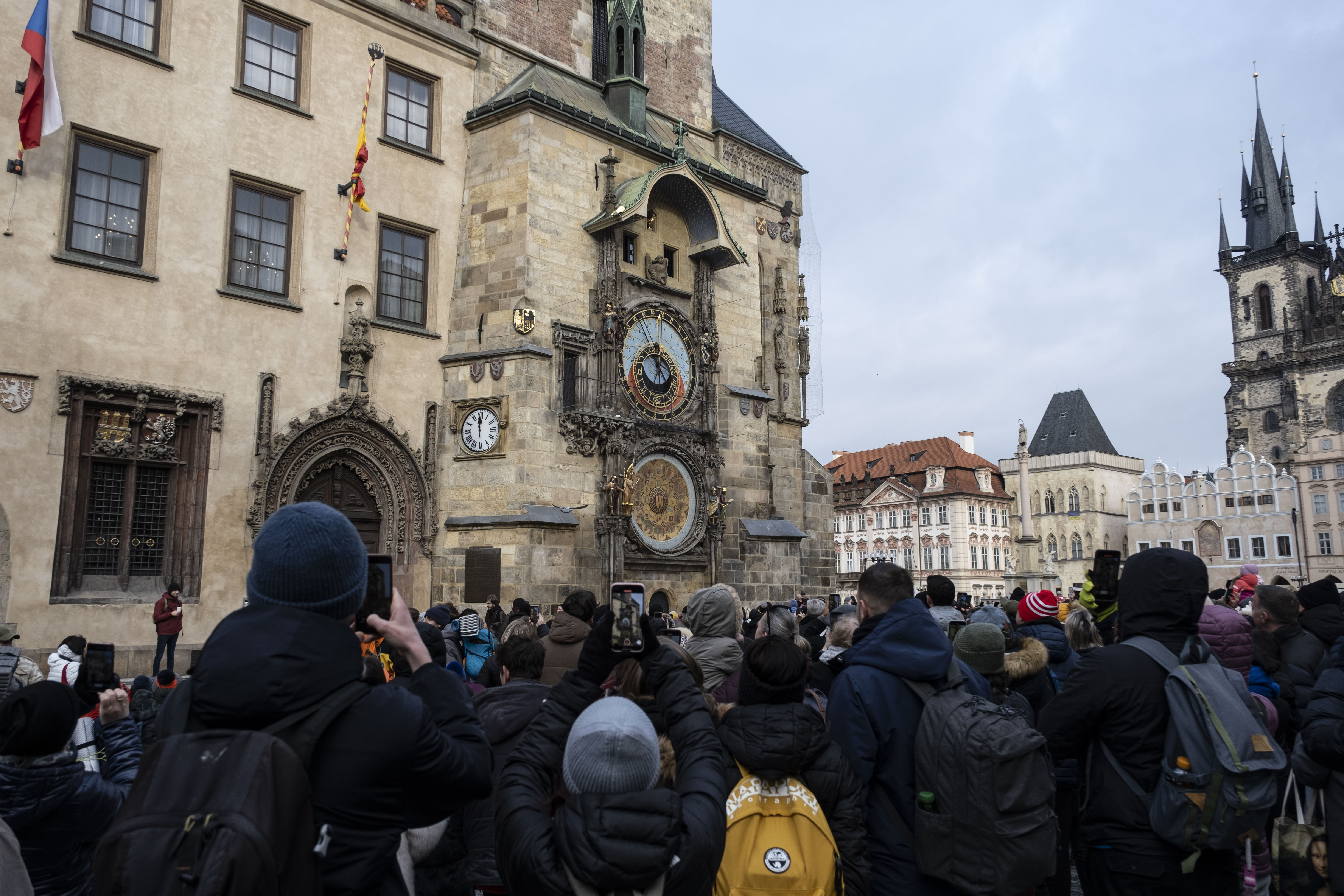 1410 yılında inşa edilen ve dünyanın en eski üçüncü astronomik saati olma özelliğini taşıyan saat, Eski Belediye Sarayı'nın güney cephesinde yer alıyor.