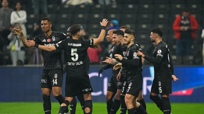 Beşiktaş, taraftarı önünde Galatasaray'a karşı avantajlı
