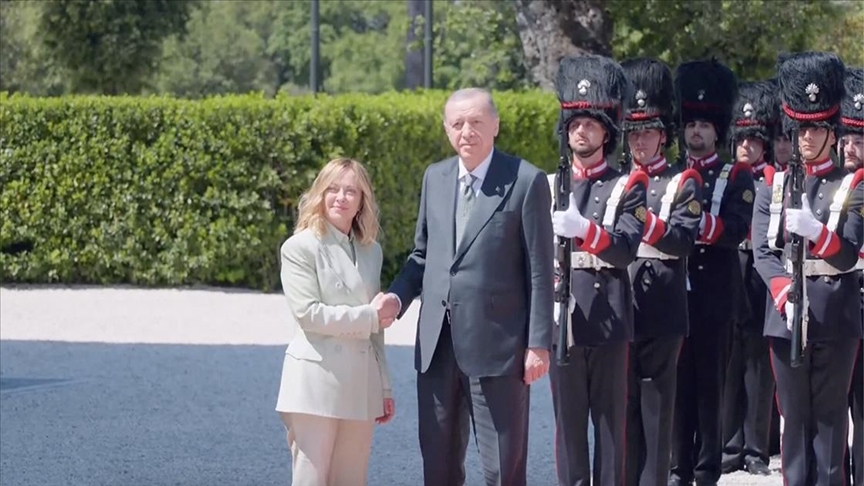 Cumhurbaşkanı Erdoğan, İtalya'da resmi törenle karşılandı