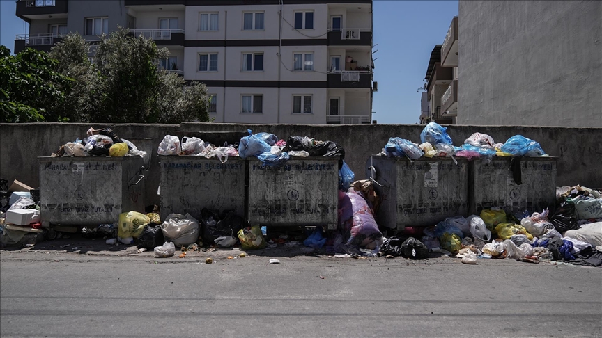 İzmir'de maaşları eksik yatan belediye işçileri iş bıraktı