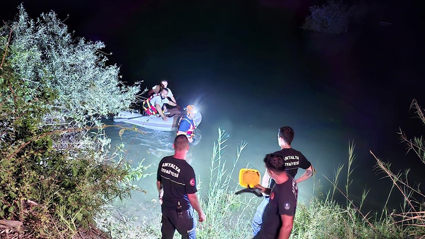 Antalya'da su seviyesi yükselen ırmakta mahsur kalan 3 kişi kurtarıldı