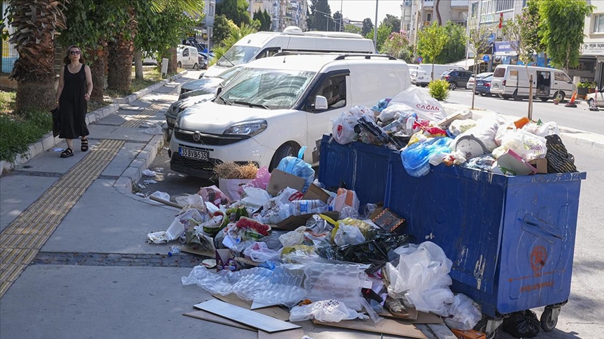 İzmir'de belediye işçilerinin iş bırakma eylemi sürüyor