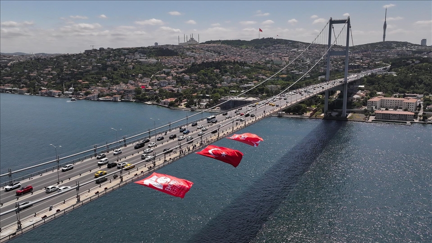 15 Temmuz Şehitler Köprüsü'ne Türk bayrağı asıldı