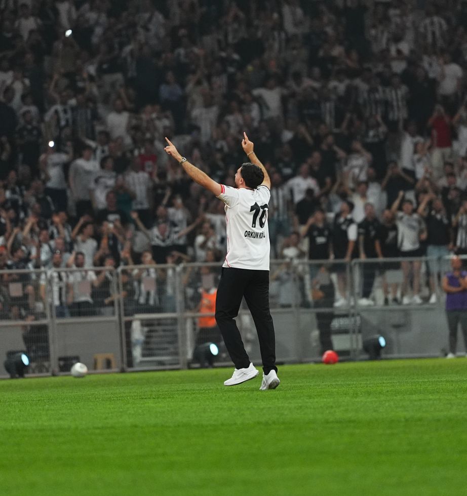 Orkun Kökçü, taraftara "üçlü" çektirdi