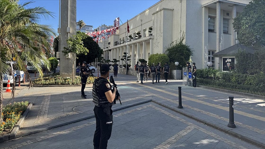 İstanbul merkezli 3 ayrı yolsuzluk soruşturmasında gözaltına alınan 13 şüpheli adliyede