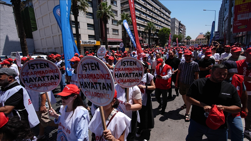 İzmir Büyükşehir Belediyesinin işten çıkardığı işçiler eylem başlattı