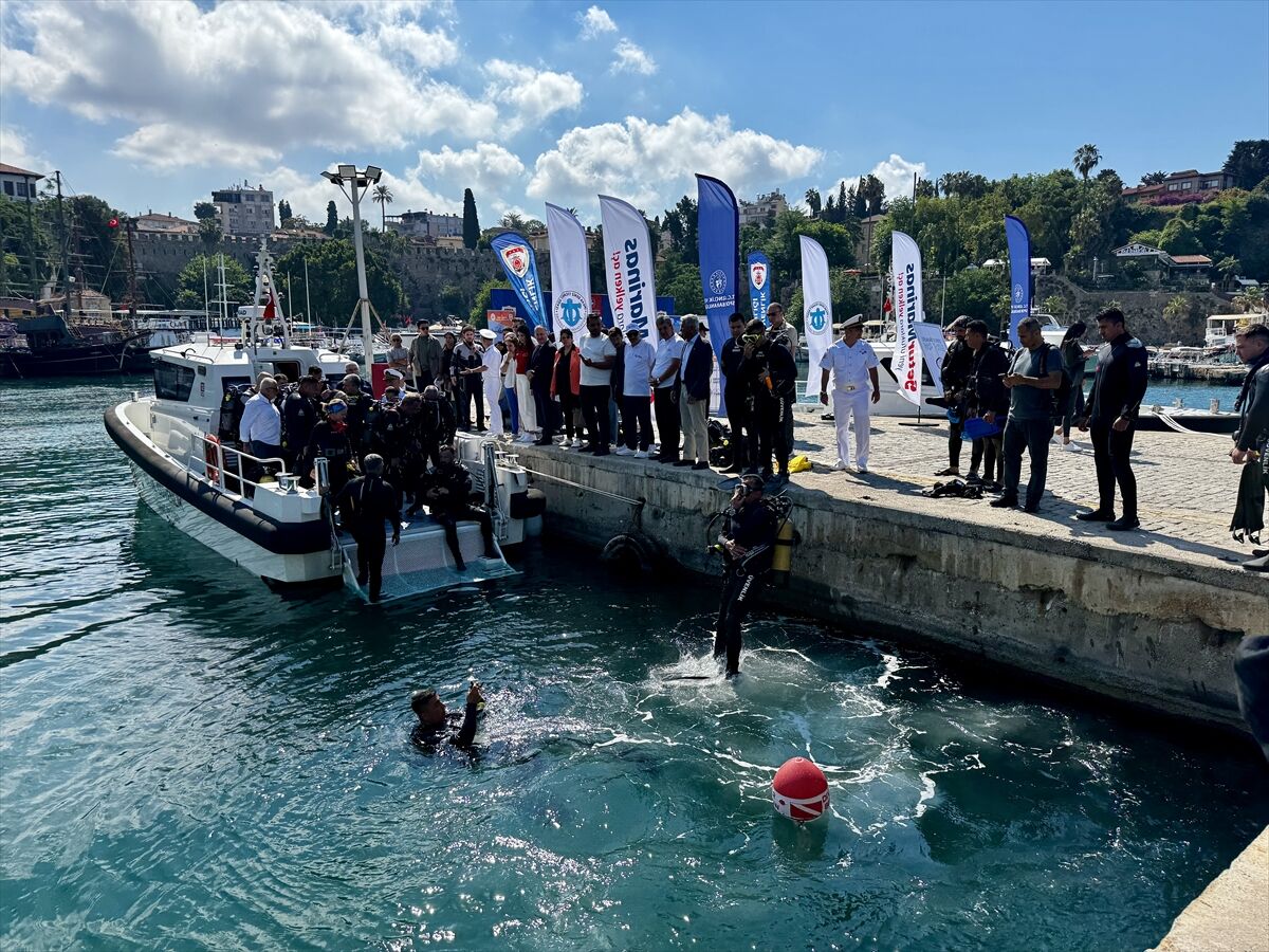 Antalya'da Dünya Çevre Günü kapsamında deniz dibi temizliği yapıldı