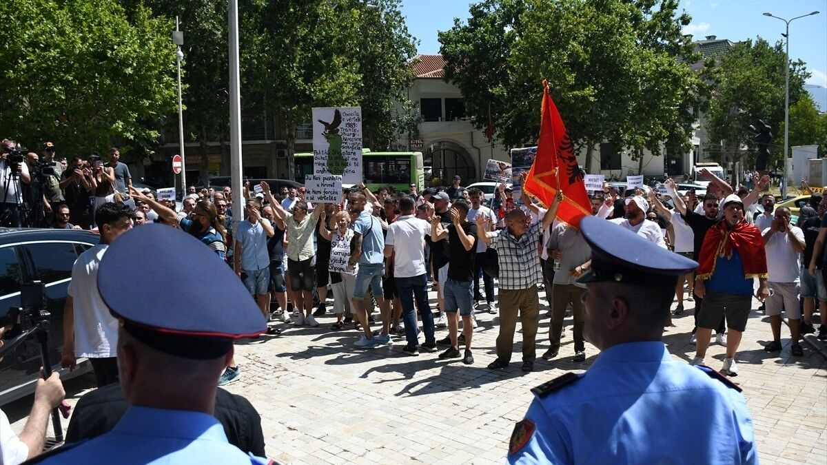 Arnavutluk'ta turizm projelerine karşı Meclis binası önünde gösteri düzenlendi