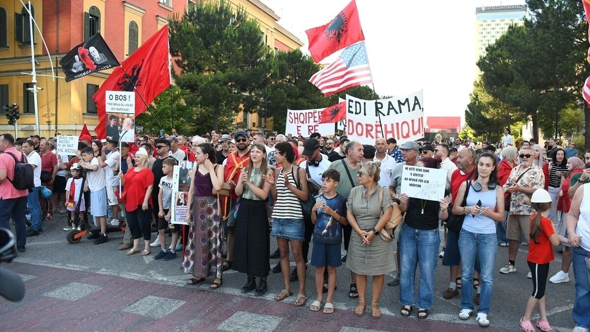 Arnavutluk'ta Zvernec'teki turizm projesine karşı gösteriler 17. gününde sürüyor