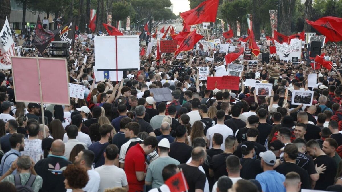 Arnavutluk'ta Zvernec'teki turizm projesine karşı gösteriler 7'nci gününde sürüyor