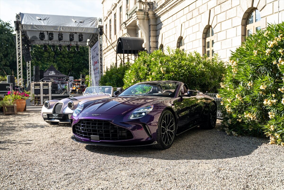 Aston Martin ve Morgan modelleri Kral Charles'ın doğum gününün kutlandığı resepsiyonlarda sergilendi