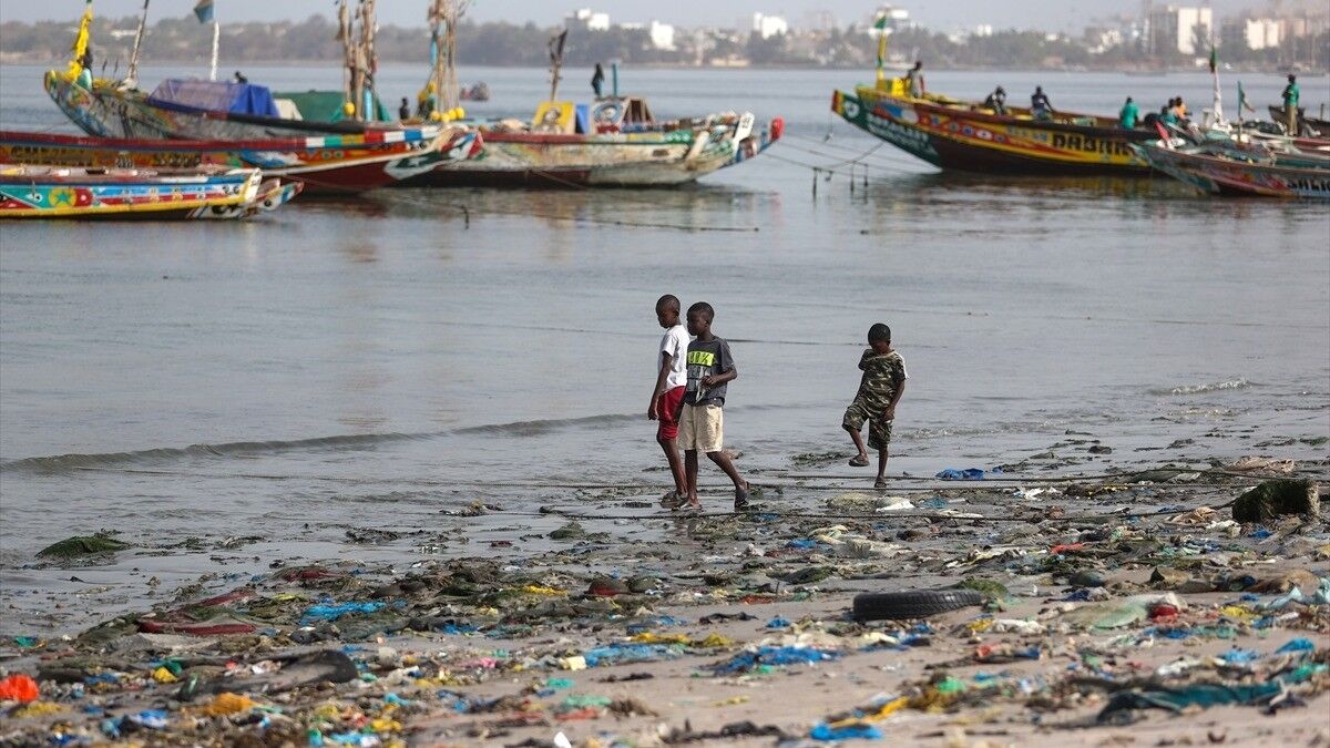 Batı Afrika'nın simge körfezlerinden biri plastik kirliliğiyle mücadele ediyor