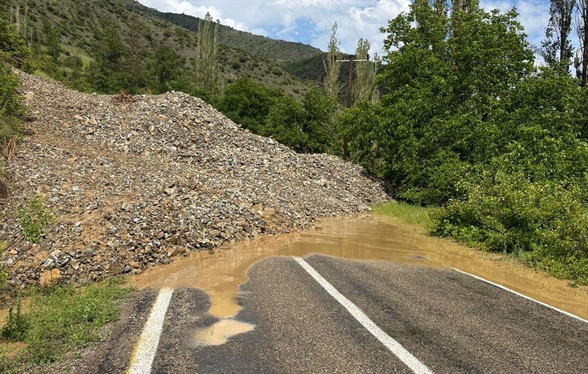 Erzurum'da heyelan nedeniyle bazı mahalle yolları ulaşıma kapandı