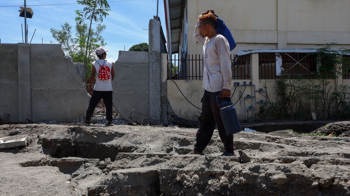 Filipinler'de 7,8 büyüklüğündeki depremde ölenlerin sayısı 78'e yükseldi