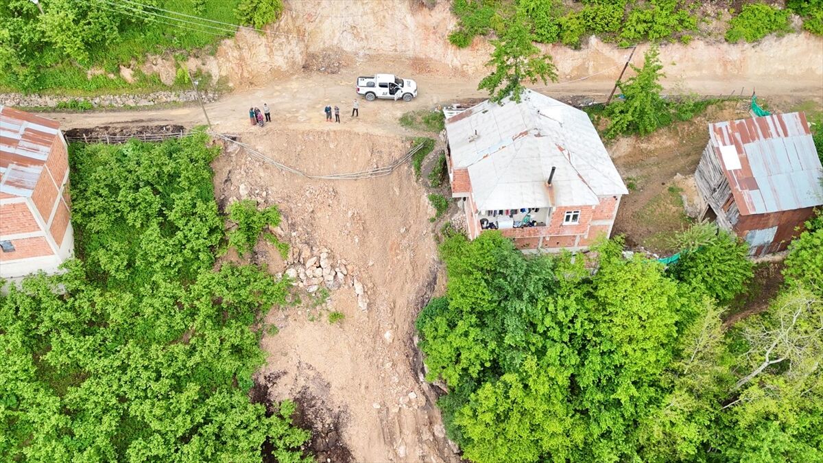 Giresun'da heyelan nedeniyle 21 ev tedbir amacıyla boşaltıldı