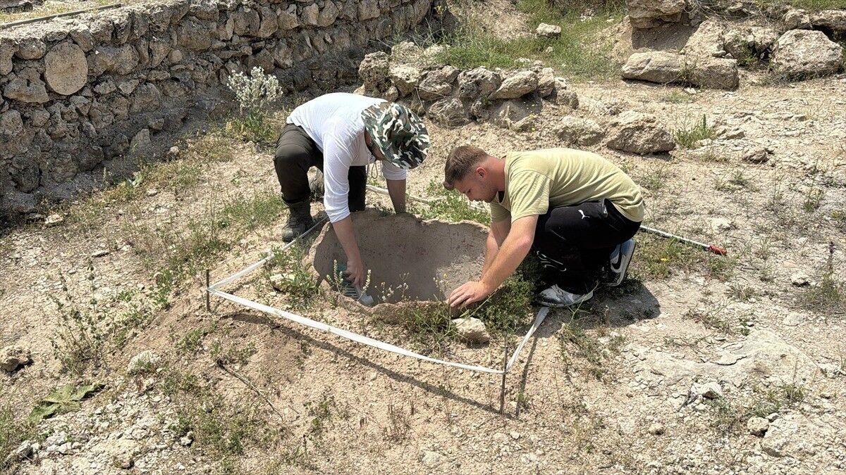 Karabük'teki antik kentte 1750 yıllık pitos mezar bulundu