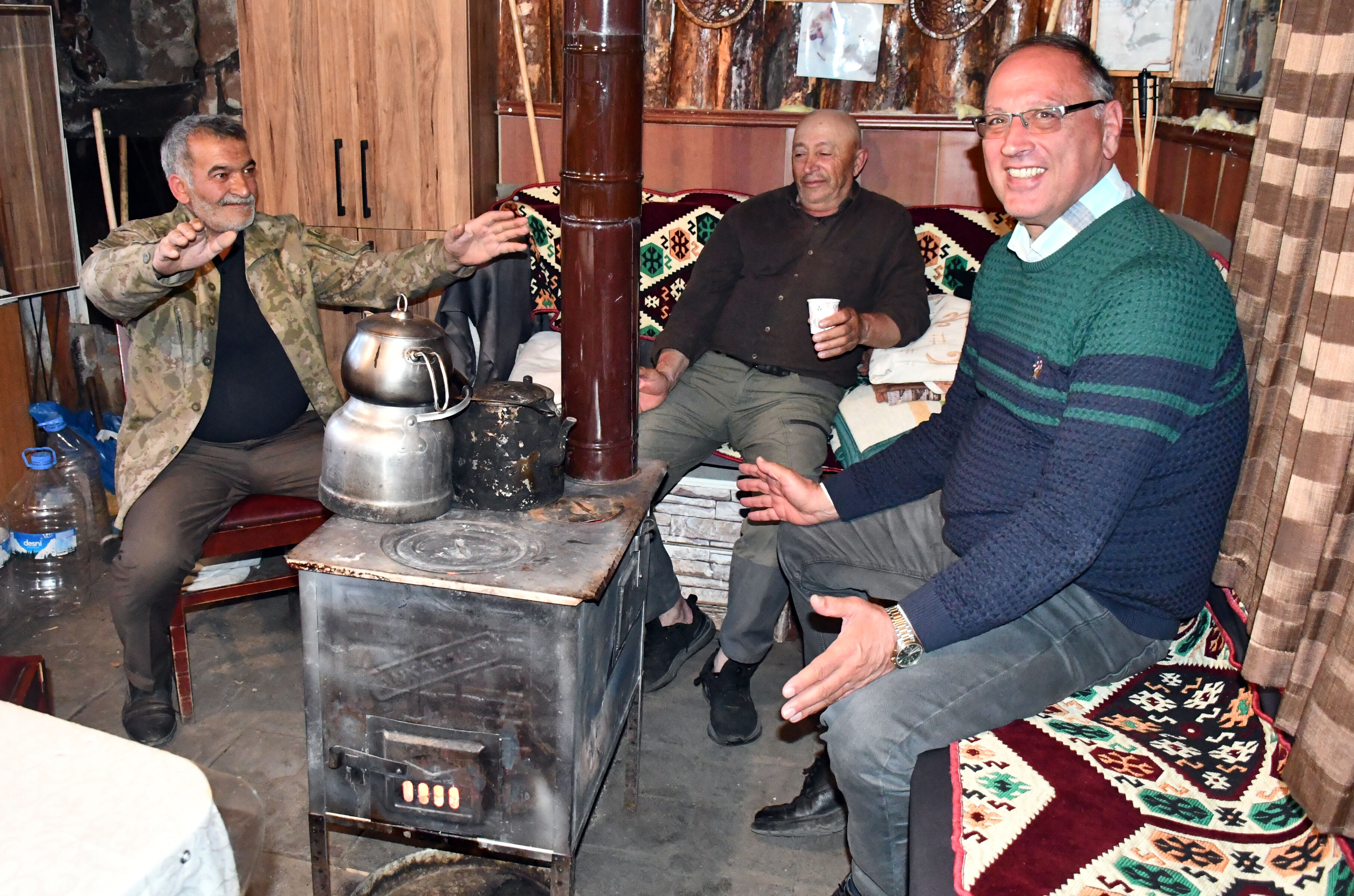 Kars'ta yaz ayında sobalar yanıyor