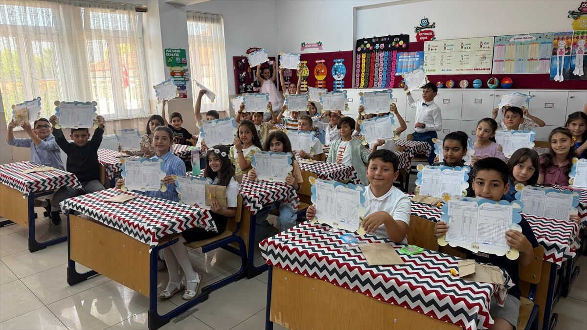 Okullarda yarın yaklaşık 18 milyon öğrenci için 'karne zili' çalacak