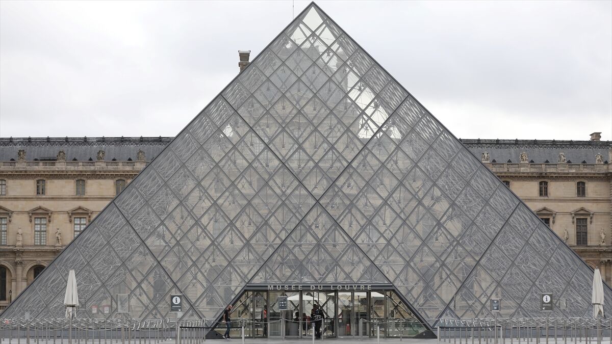 Paris'teki Louvre Müzesi aşırı sıcaklar nedeniyle kapılarını erken kapatacak