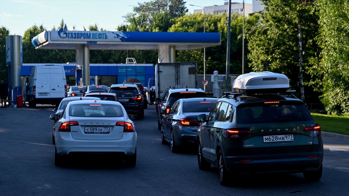 Rusya'da akaryakıt kısıtlaması uygulanan bölge sayısı 16'ya yükseldi