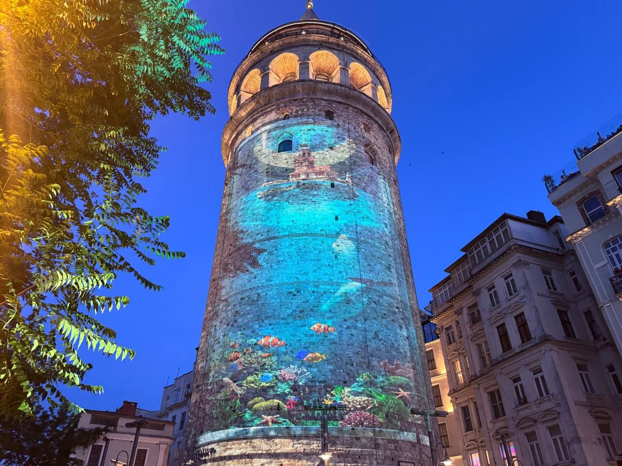 Sıfır Atık Haftası kapsamında Galata Kulesi'nde mapping gösterisi yapıldı