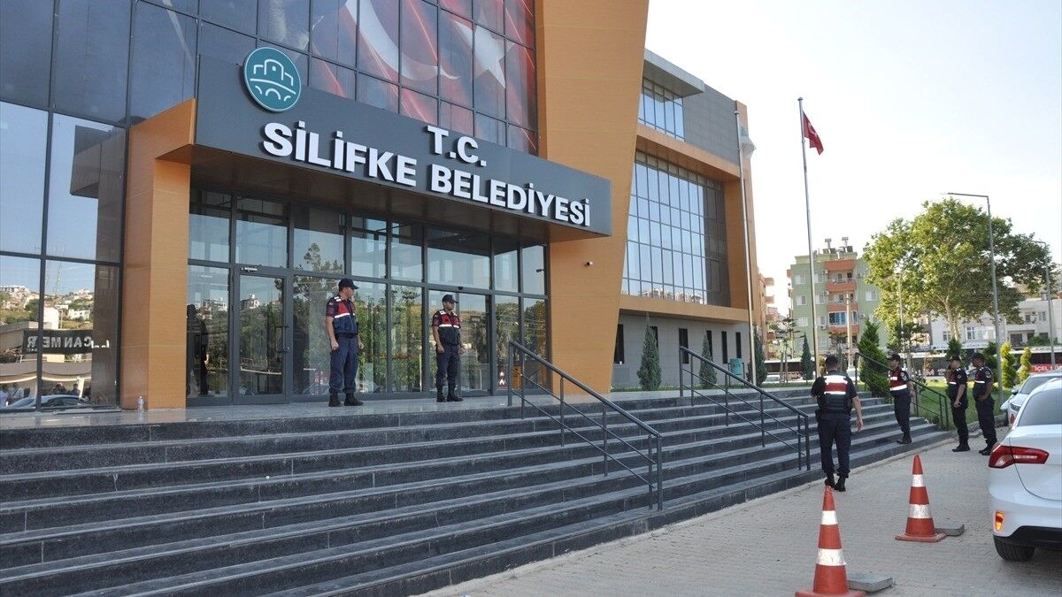 Silifke Belediyesine yönelik operasyonda Belediye Başkanı Turgut ve 17 şüpheli gözaltına alındı