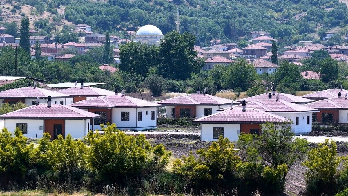 Sındırgı'daki deprem konutlarının inşası tamamlanıyor